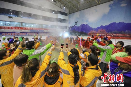 雪上で3メートル四方の巨大火鍋に100人が舌鼓！　河南省洛陽