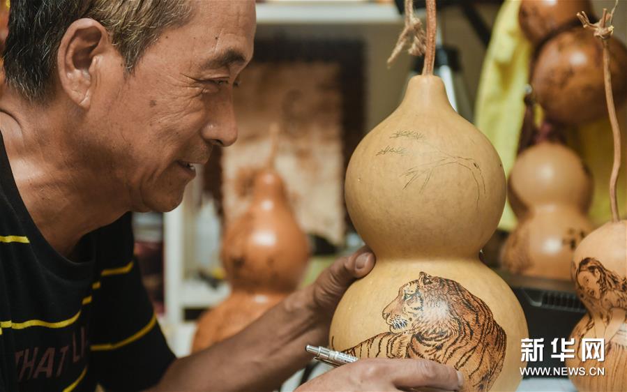 ひょうたん焼き絵を獨(dú)學(xué)で制作、10年で1千點(diǎn)