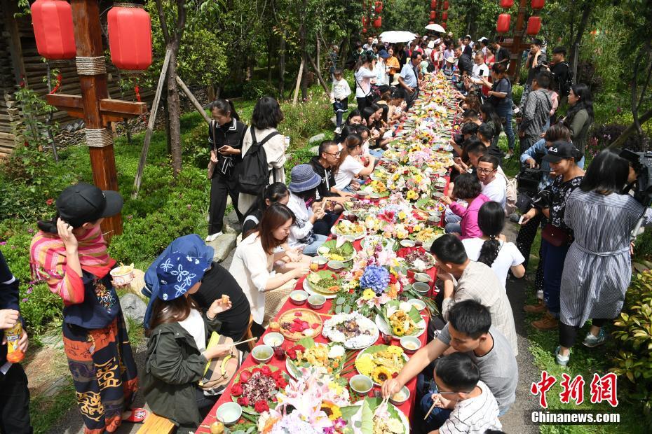 「百花宴」で花を召し上がれ　雲(yún)南省麗江