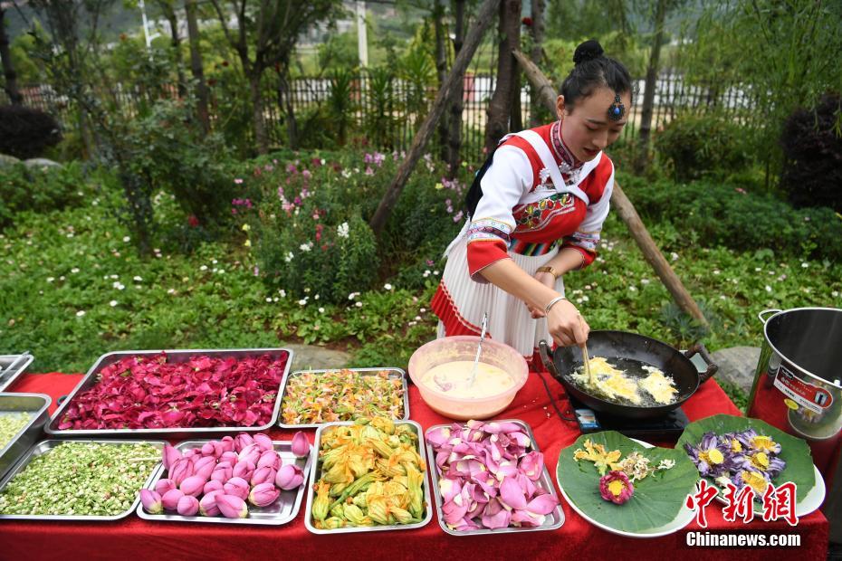 「百花宴」で花を召し上がれ　雲(yún)南省麗江