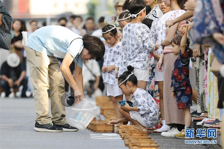 銀座の夏を涼しく！浴衣姿で「打ち水」 日本?東京