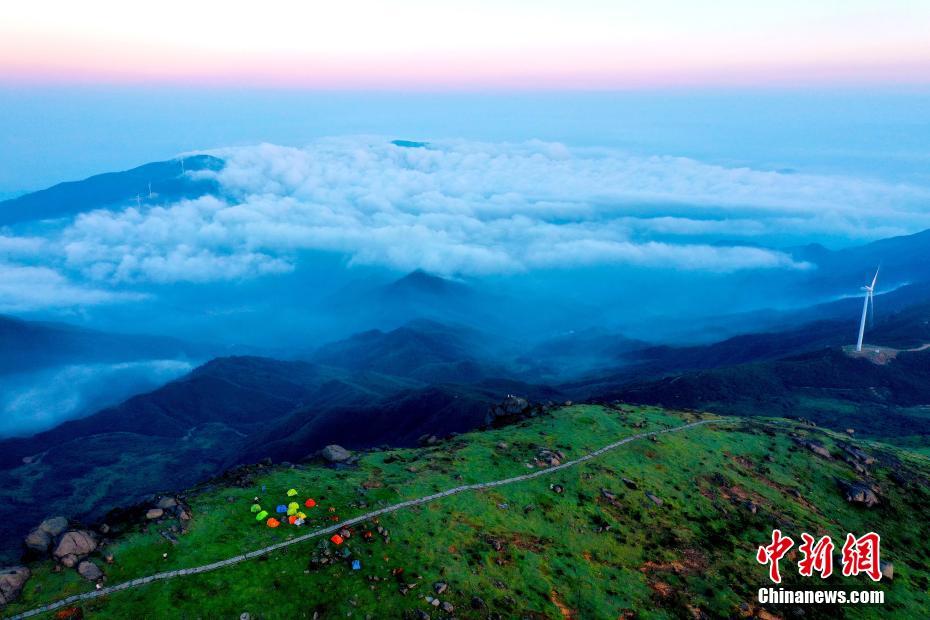 8月4日早朝、玉華山の主峰で壯麗な雲(yún)海の景色を楽しむアウトドア愛好家たち（撮影?李福孫）。