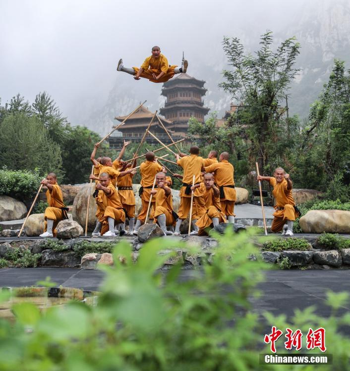 酷暑の中、カンフーの鍛錬に勵む少林寺の僧侶たち　河南省登封