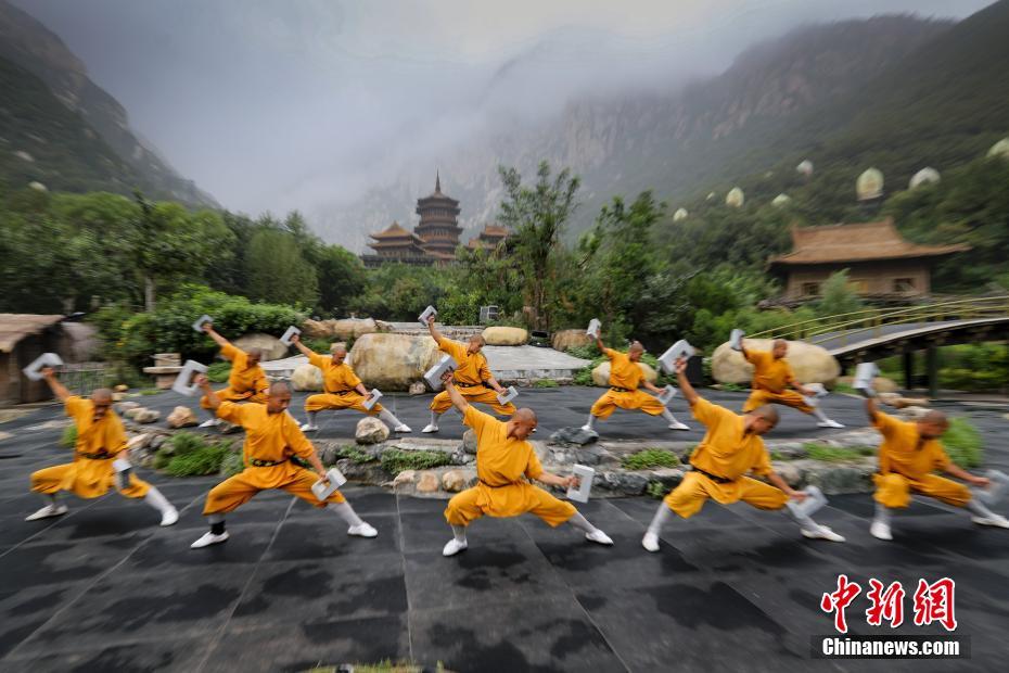 酷暑の中、カンフーの鍛錬に勵(lì)む少林寺の僧侶たち　河南省登封