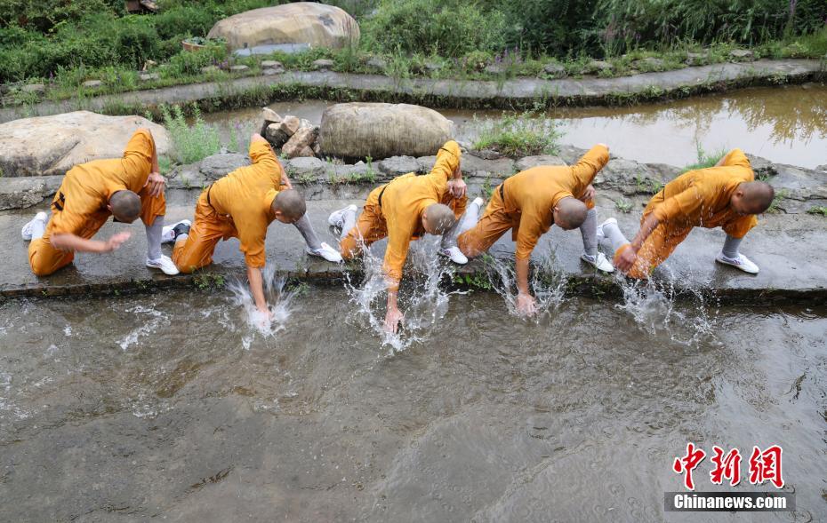 酷暑の中、カンフーの鍛錬に勵(lì)む少林寺の僧侶たち　河南省登封