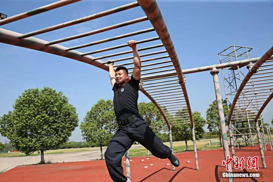 猛暑の中で訓(xùn)練に勵(lì)む湖北省の特殊警察部隊(duì)