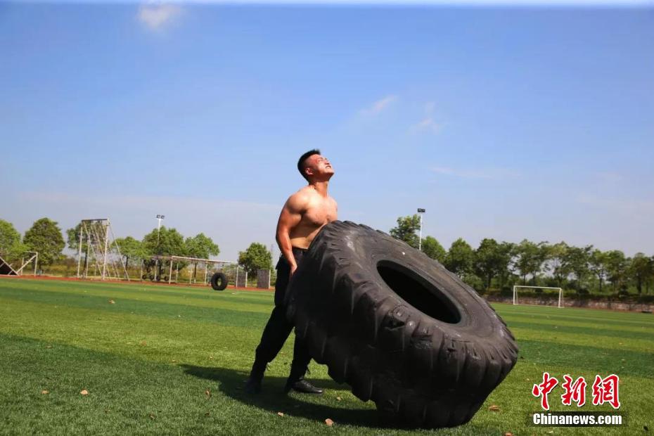 猛暑の中で訓(xùn)練に勵(lì)む湖北省の特殊警察部隊(duì)