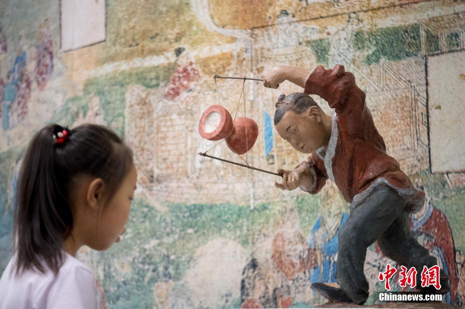 昔の人もゴルフで遊んでた？現(xiàn)代彫刻で古代のスポーツ再現(xiàn)