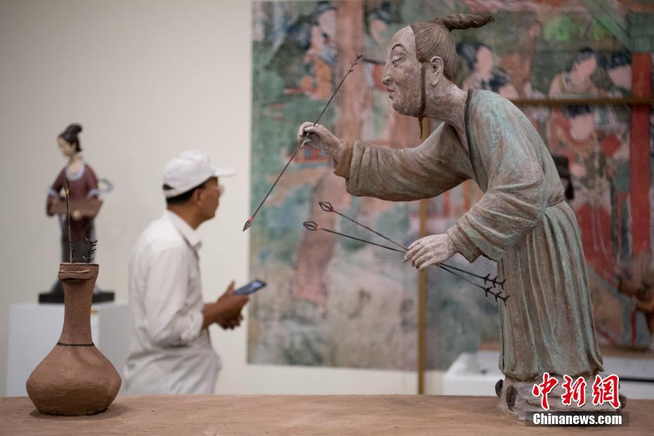 昔の人もゴルフで遊んでた？現(xiàn)代彫刻で古代のスポーツ再現(xiàn)