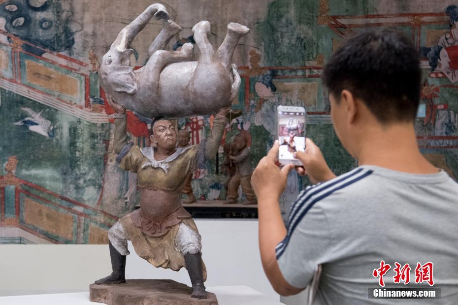 昔の人もゴルフで遊んでた？現(xiàn)代彫刻で古代のスポーツ再現(xiàn)