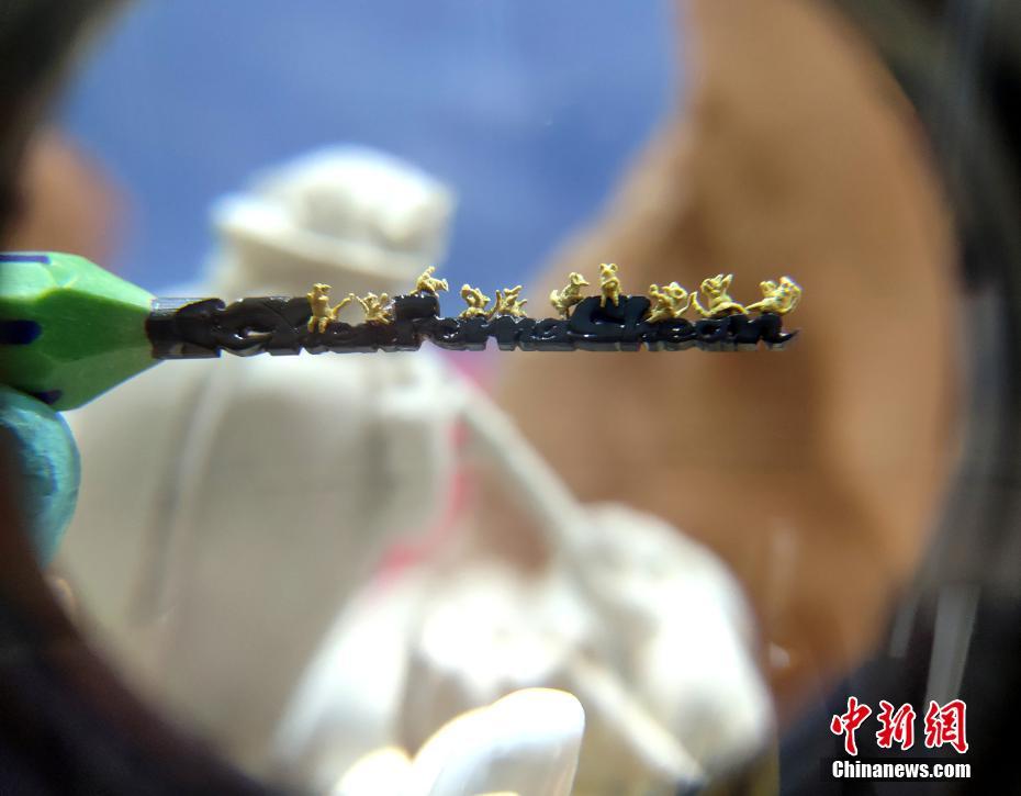 「両岸文博文創(chuàng)製品逸品展」で展示された世界最小の「黃金のネズミ」（撮影?呂明）。