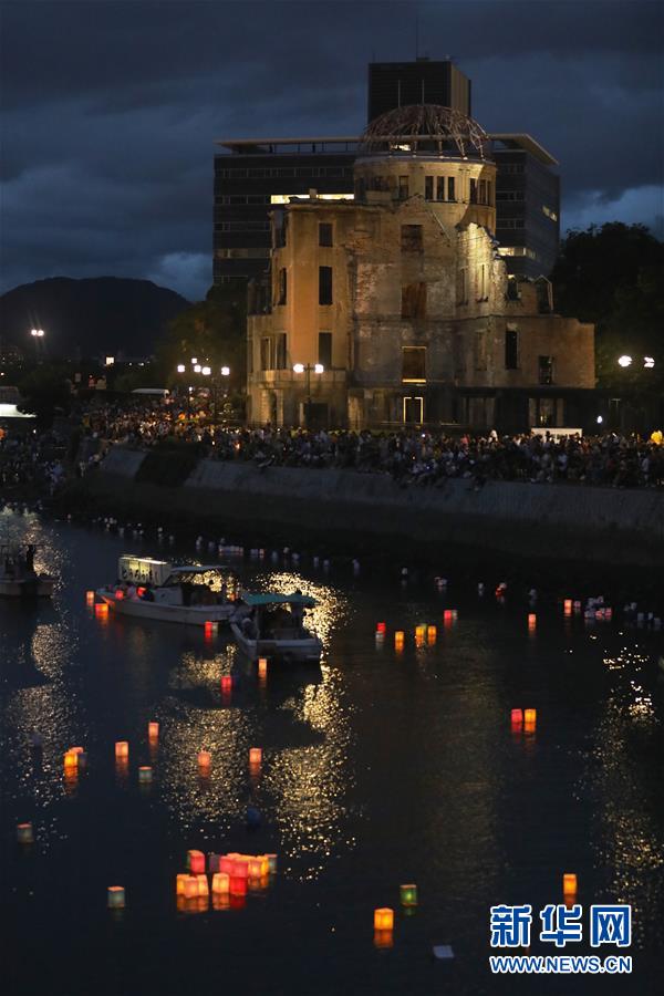 原爆犠牲者を追悼し、平和訴える広島市民