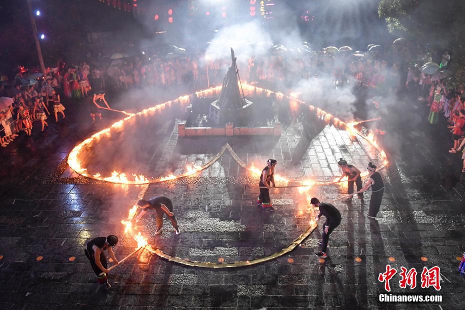 「同心鎖（男女の心をつなぎとめる鍵）」に點火する地元のトゥチャ族（土家族）とミャオ族（苗族）の若い獨身男女（撮影?楊華峰）。