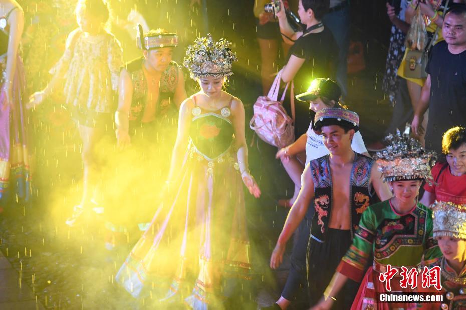 張家界で少數(shù)民族の男女が巨大「同心鎖」に點(diǎn)火し七夕祝う　湖南省