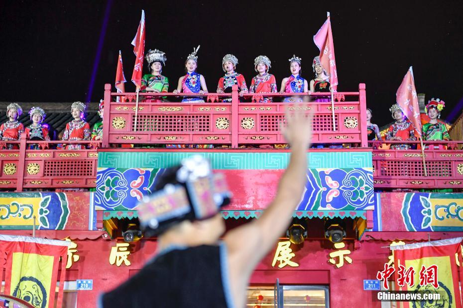 張家界で少數(shù)民族の男女が巨大「同心鎖」に點(diǎn)火し七夕祝う　湖南省