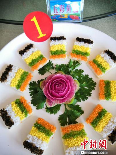 會(huì)場に集まった人々に、目で見て、舌で楽しむグルメの祭典を披露した「冷水魚盛宴」イベント及び金メダルシェフ対決イベント（8月6日撮影?史玉江）。