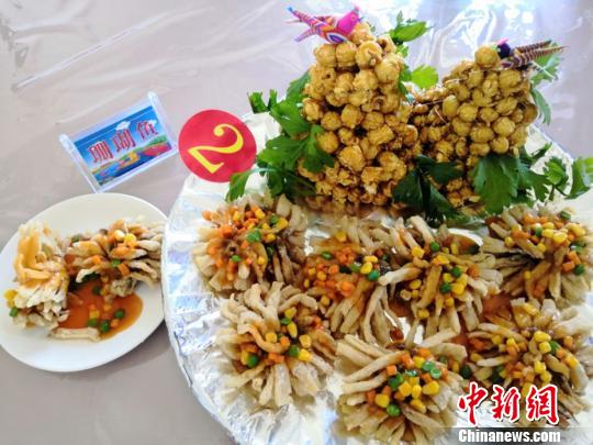 観光客の舌を楽しませる新疆布爾津の「冷水魚盛宴」イベント