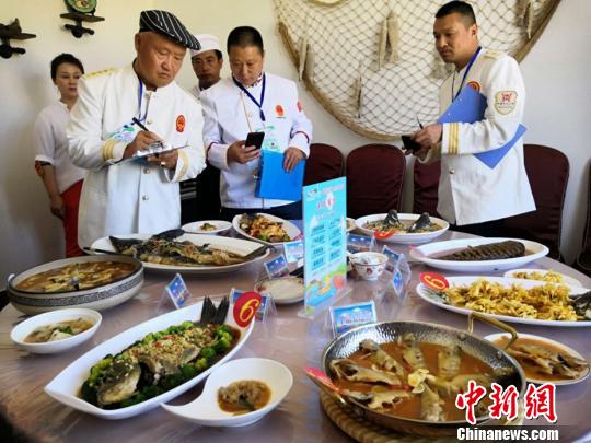 観光客の舌を楽しませる新疆布爾津の「冷水魚盛宴」イベント