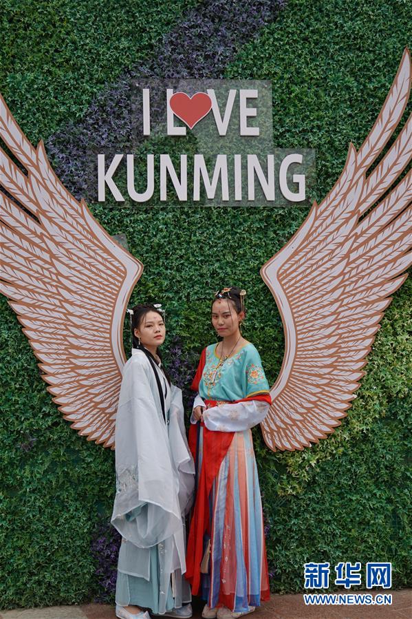 伝統(tǒng)衣裝で過ごす七夕節(jié)　雲南省