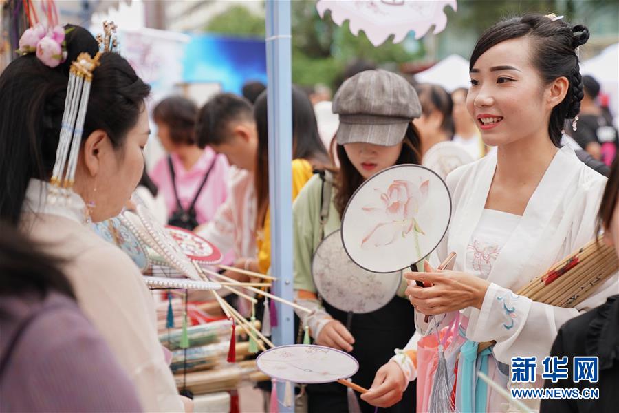 伝統(tǒng)衣裝で過(guò)ごす七夕節(jié)　雲(yún)南省