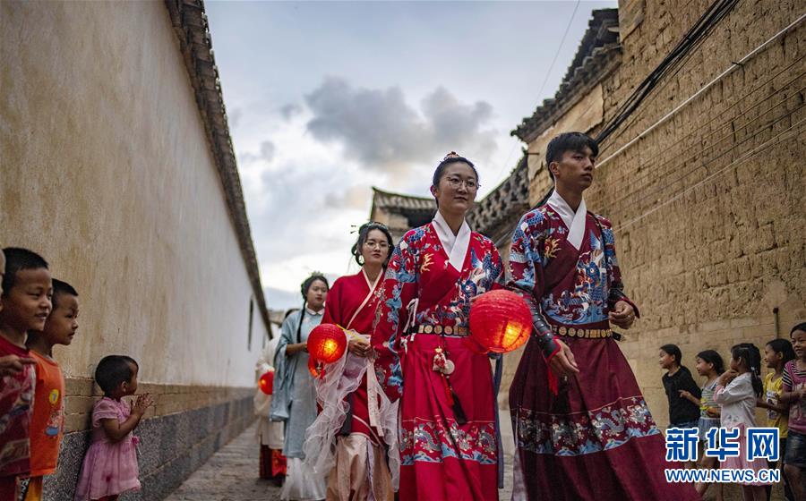 伝統(tǒng)衣裝で過ごす七夕節(jié)　雲(yún)南省
