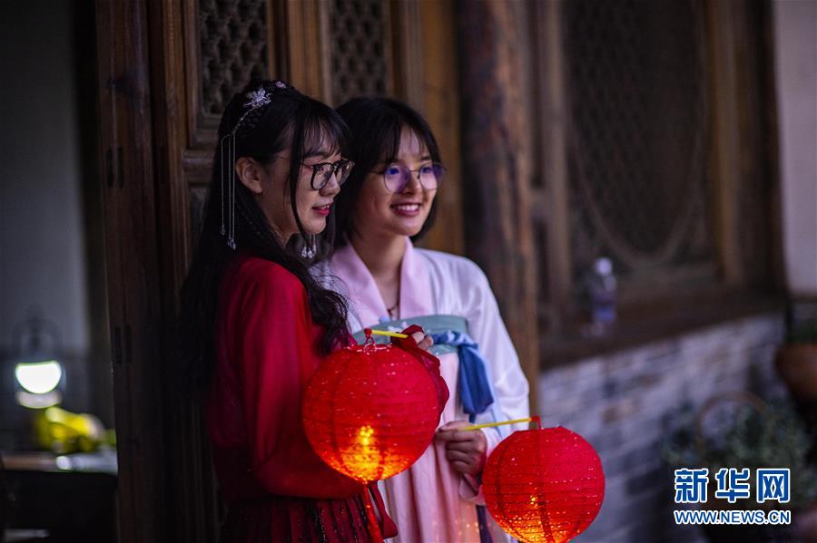 伝統(tǒng)衣裝で過ごす七夕節(jié)　雲(yún)南省