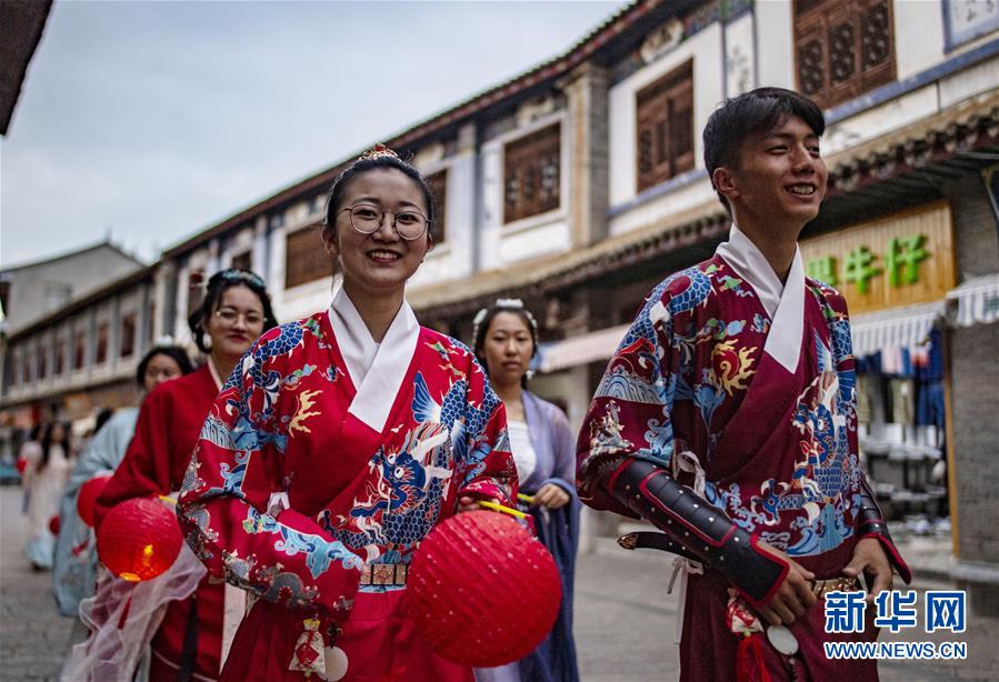 伝統(tǒng)衣裝で過(guò)ごす七夕節(jié)　雲(yún)南省