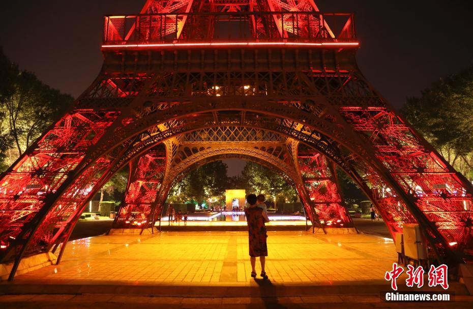 北京世界公園を色彩豊かに浮かび上がらせているイルミネーションイベント（撮影?趙雋）。