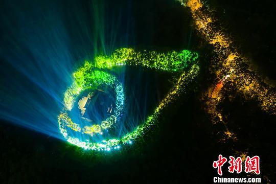 ひときわ人々を魅了する夜の美齢宮（撮影?林琨）。