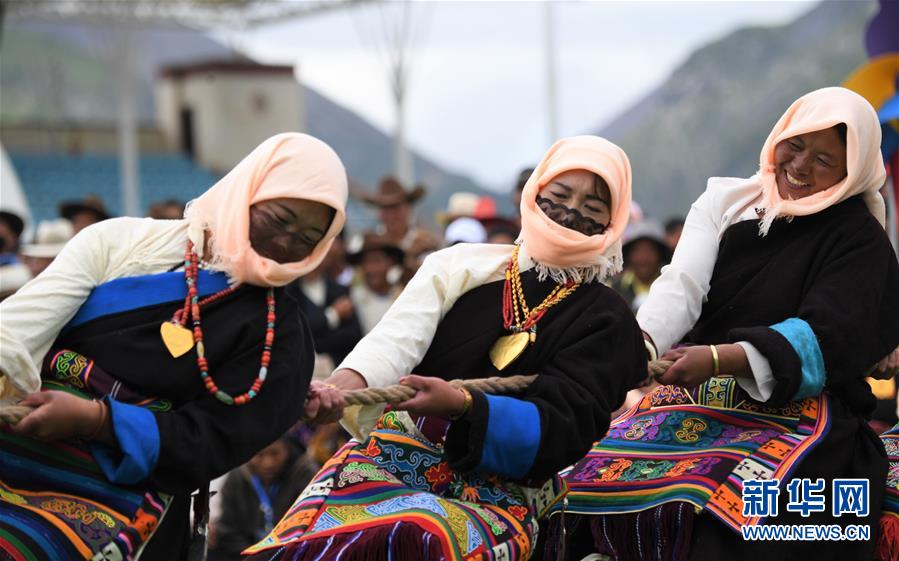 チベットの高地で牧畜民女性だけの綱引き大會