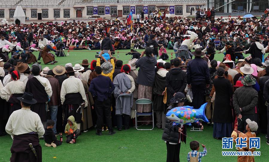 チベットの高地で牧畜民女性だけの綱引き大會