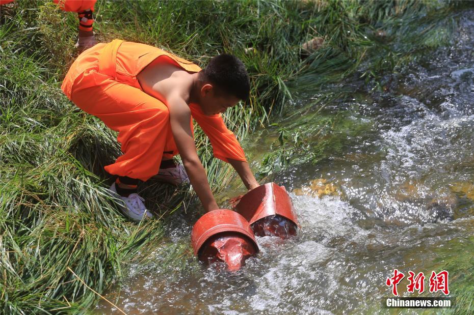 映畫の一場面？少林寺カンフーキッズが「水くみ」で鍛錬　河南省