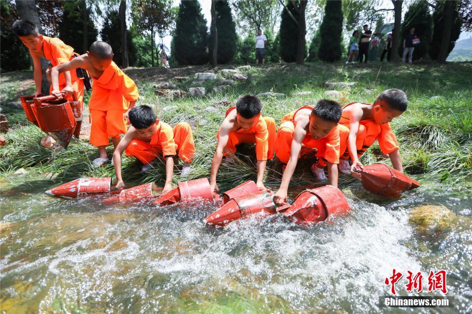 映畫(huà)の一場(chǎng)面？少林寺カンフーキッズが「水くみ」で鍛錬　河南省