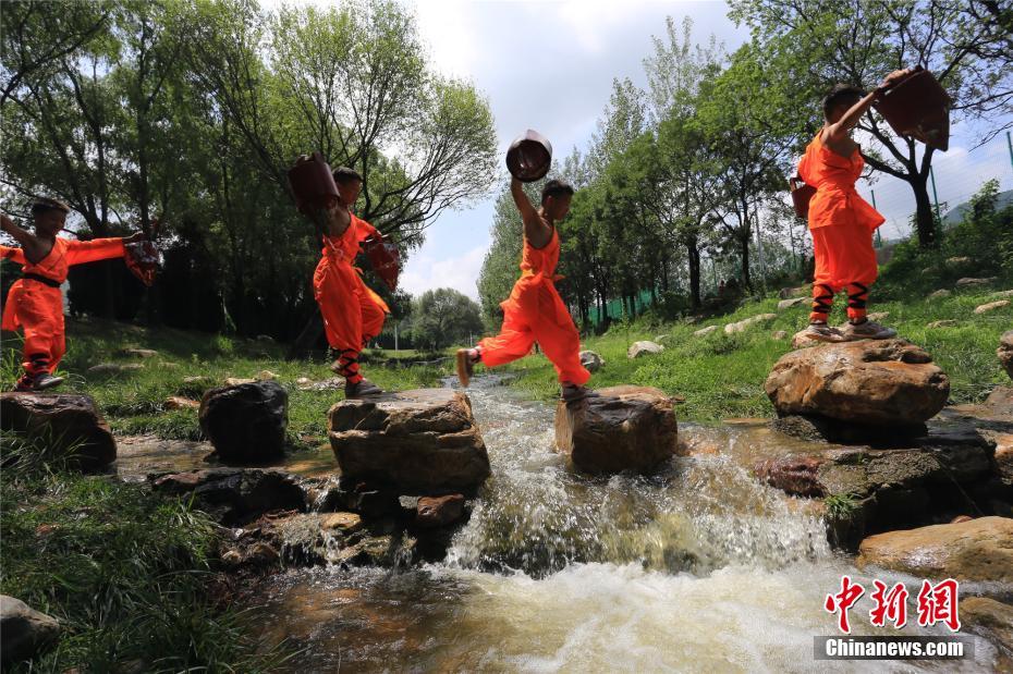 映畫の一場面？少林寺カンフーキッズが「水くみ」で鍛錬　河南省
