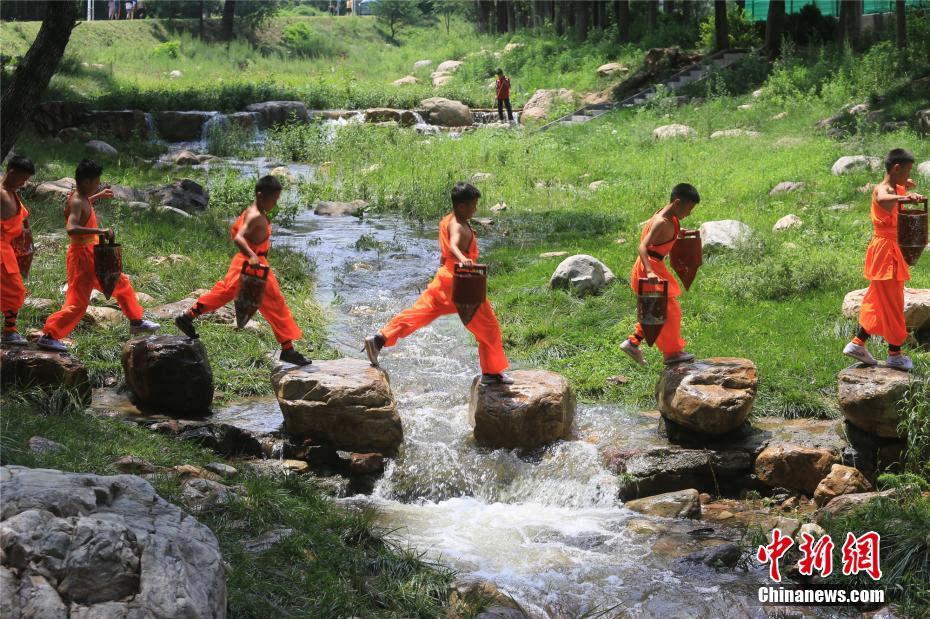 映畫の一場(chǎng)面？少林寺カンフーキッズが「水くみ」で鍛錬　河南省