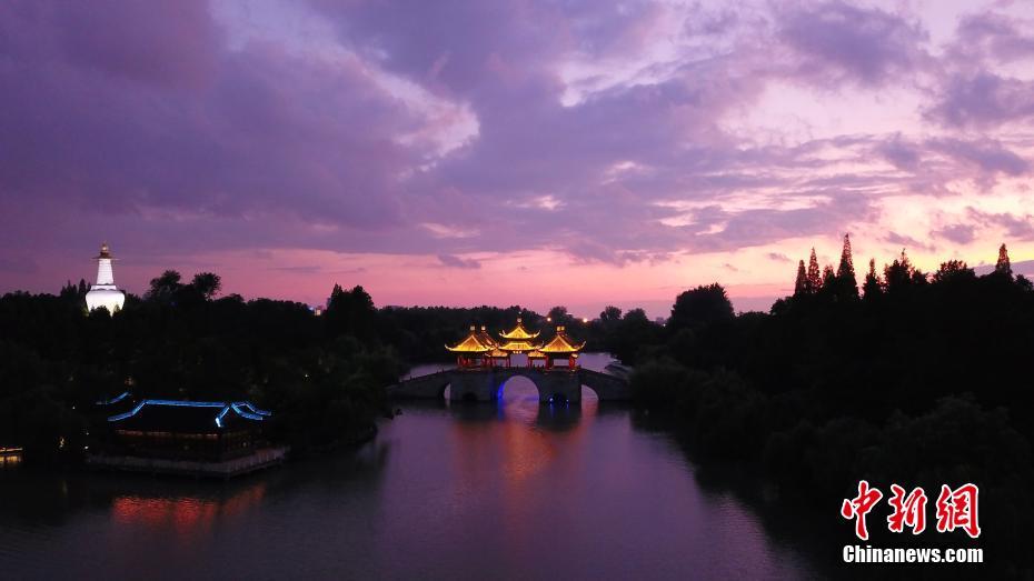 臺(tái)風(fēng)「レキマー」通過(guò)後、夕焼けに染まる瘦西湖　江蘇省揚(yáng)州