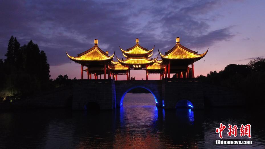 臺(tái)風(fēng)「レキマー」通過後、夕焼けに染まる瘦西湖　江蘇省揚(yáng)州