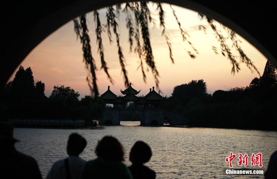 臺風(fēng)「レキマー」通過後、夕焼けに染まる瘦西湖　江蘇省揚州