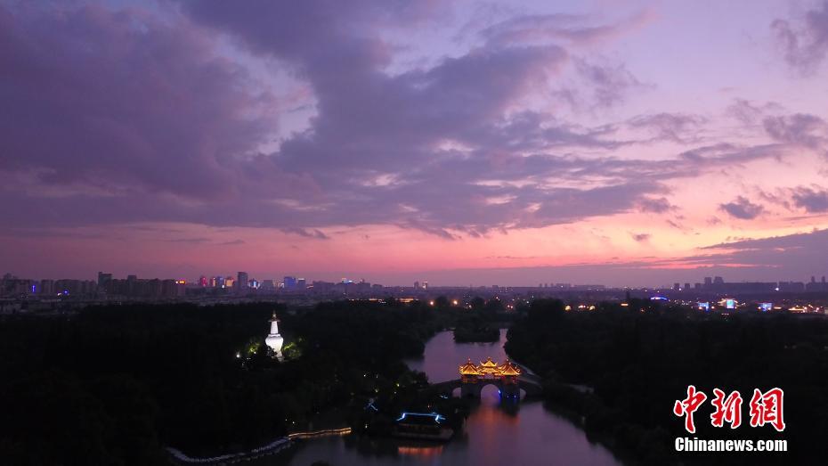 臺(tái)風(fēng)「レキマー」通過後、夕焼けに染まる瘦西湖　江蘇省揚(yáng)州