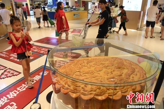重慶市に巨大な月餅が登場　価格は約42萬円！