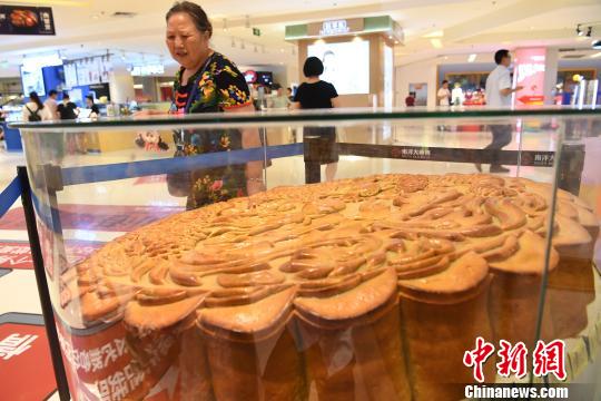 重慶市に巨大な月餅が登場(chǎng)　価格は約42萬(wàn)円！