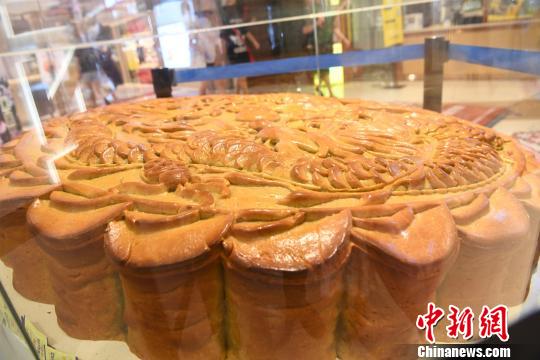 重慶市に巨大な月餅が登場　価格は約42萬円！
