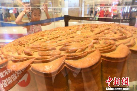 重慶市に巨大な月餅が登場(chǎng)　価格は約42萬(wàn)円！