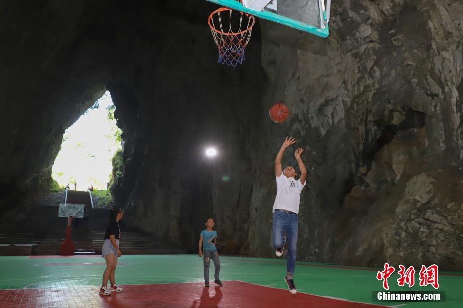 鐘乳洞の中のバスケットコートでシュート！　貴州省納雍県