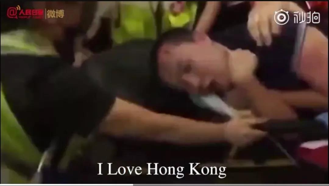 香港空港のデモ隊(duì)、中國大陸部の記者に暴行