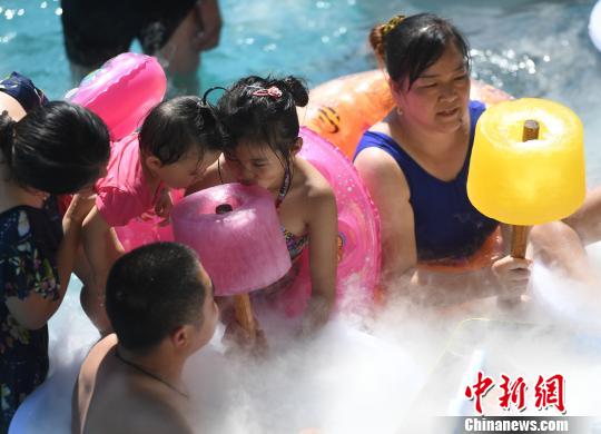 巨大シャーベットバーを食べ?zèng)訾筏丹蛭钉铯κ忻瘛≈貞c