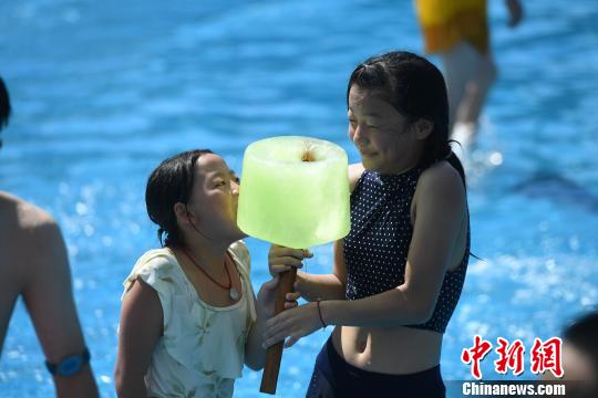 巨大シャーベットバーを食べ涼しさを味わう市民　重慶