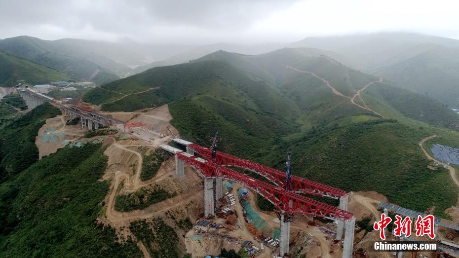 河北省赤城県に建設中の延崇高速金家荘螺旋トンネル連結大橋の航空寫真（13日撮影?劉忠?。?。