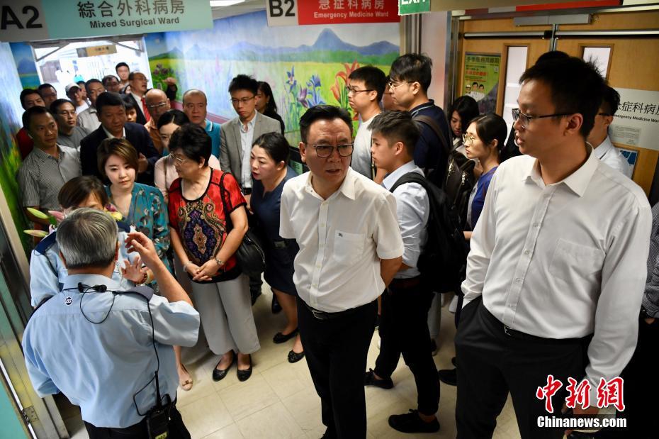 香港市民が暴徒に毆打された中國大陸部の記者を自発的に見舞う