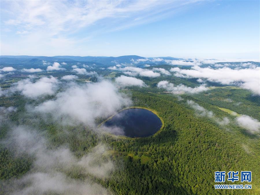 火山湖?アルシャン天池（8月14日ドローンで撮影?劉磊）。